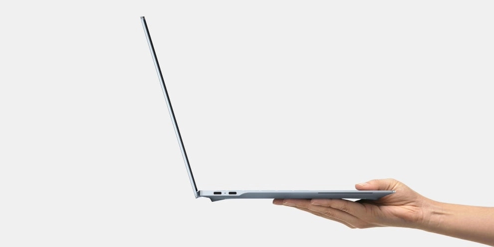 Ordinateur portable professionnel HP ultrafin tenu dans une main