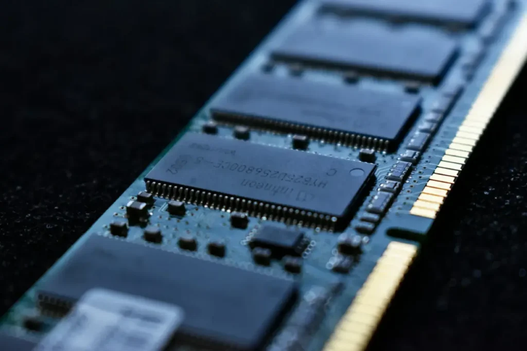Gros plan d'une barrette de mémoire vive RAM